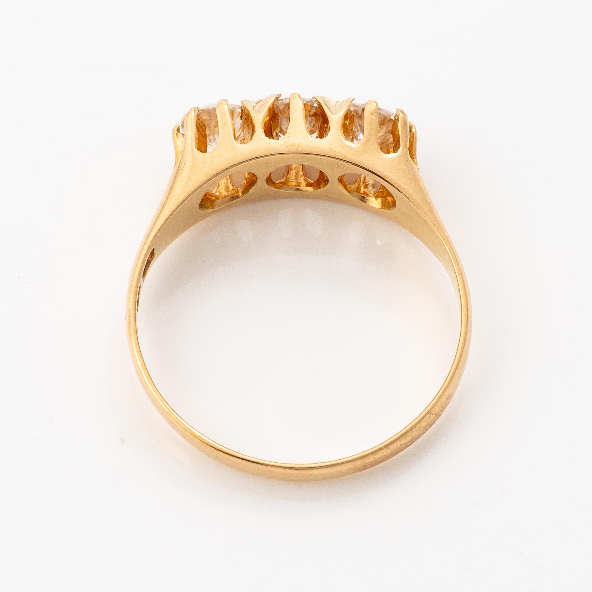 18K gold ring with three brilliant-cut diamonds.