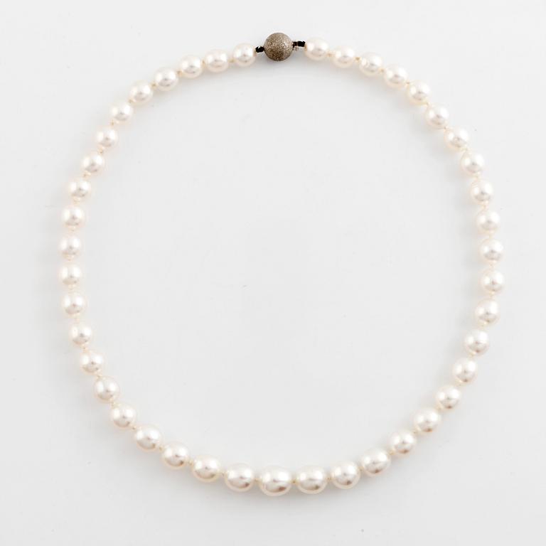 Cultured fresh water pearl neckace, clasp 18K white gold.