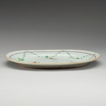 A famille rose serving dish, Qing dynasty, Qianlong (1736-95).