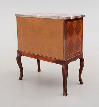 BYRÅ, rokokostil, 1900-talets andra hälft.