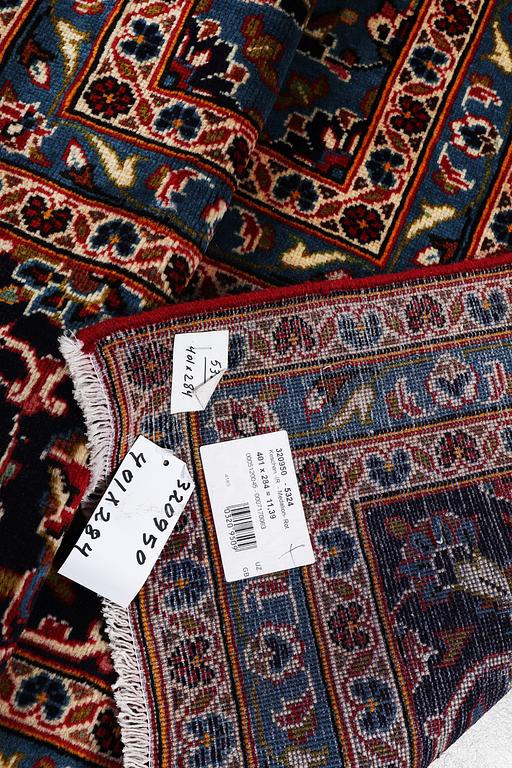 A carpet, Kashan, ca 401 x 284 cm.