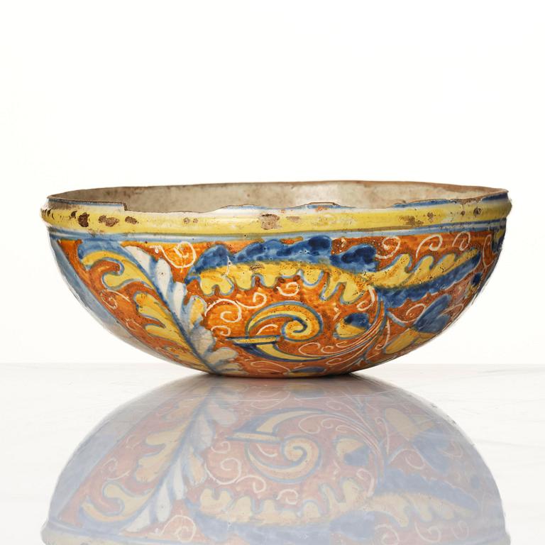 An Italian maiolica bowl, 17th century.