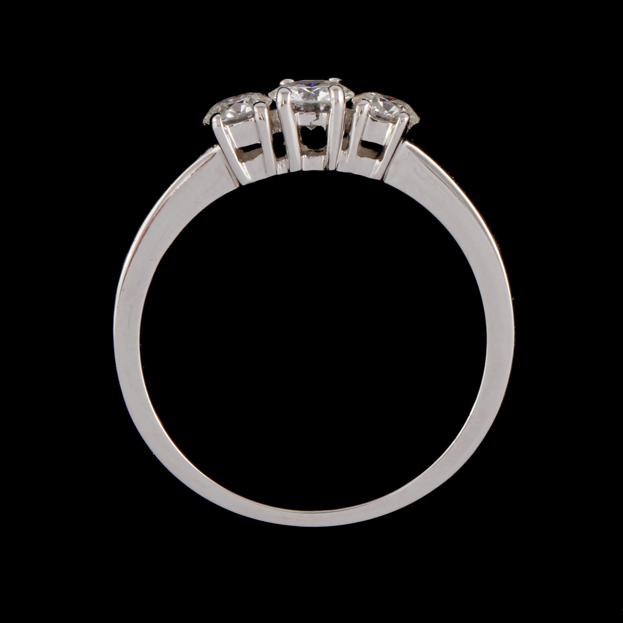 RING, 18k vitguld med 3 briljantslipade diamanter, 0.70 ct. Vikt 3 g.