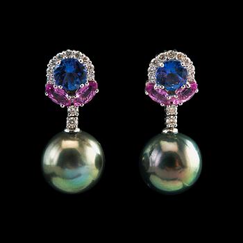 378. A PAIR OF EARRINGS, tanzanites 2.73 ct, pink sapphires 2.02 ct, brilliant cut diamonds 0.75 ct, Tahitian pearls 14,5 mm.