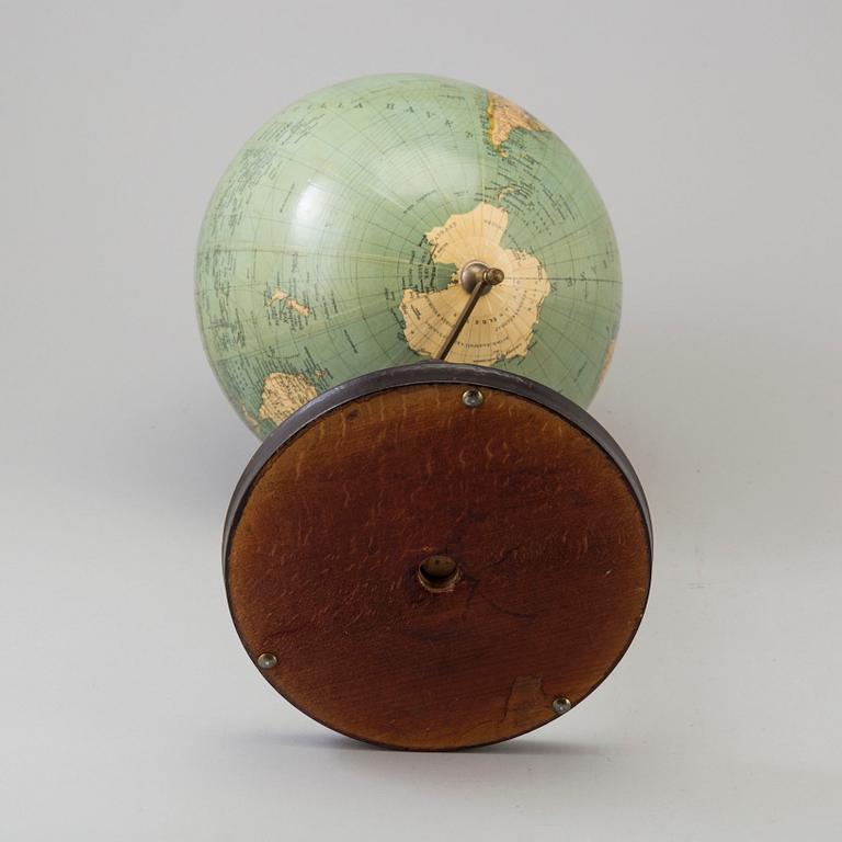 A globe from Nordiska Skolmaterielförlaget, Gunnar Saietz, Stockholm, first half of the 20th Century.