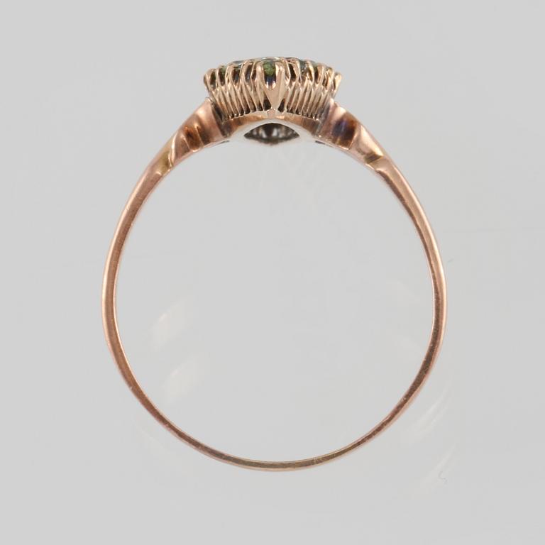 RING, 14K guld med fasettslipade demantoider. Vikt 2,5 gram.