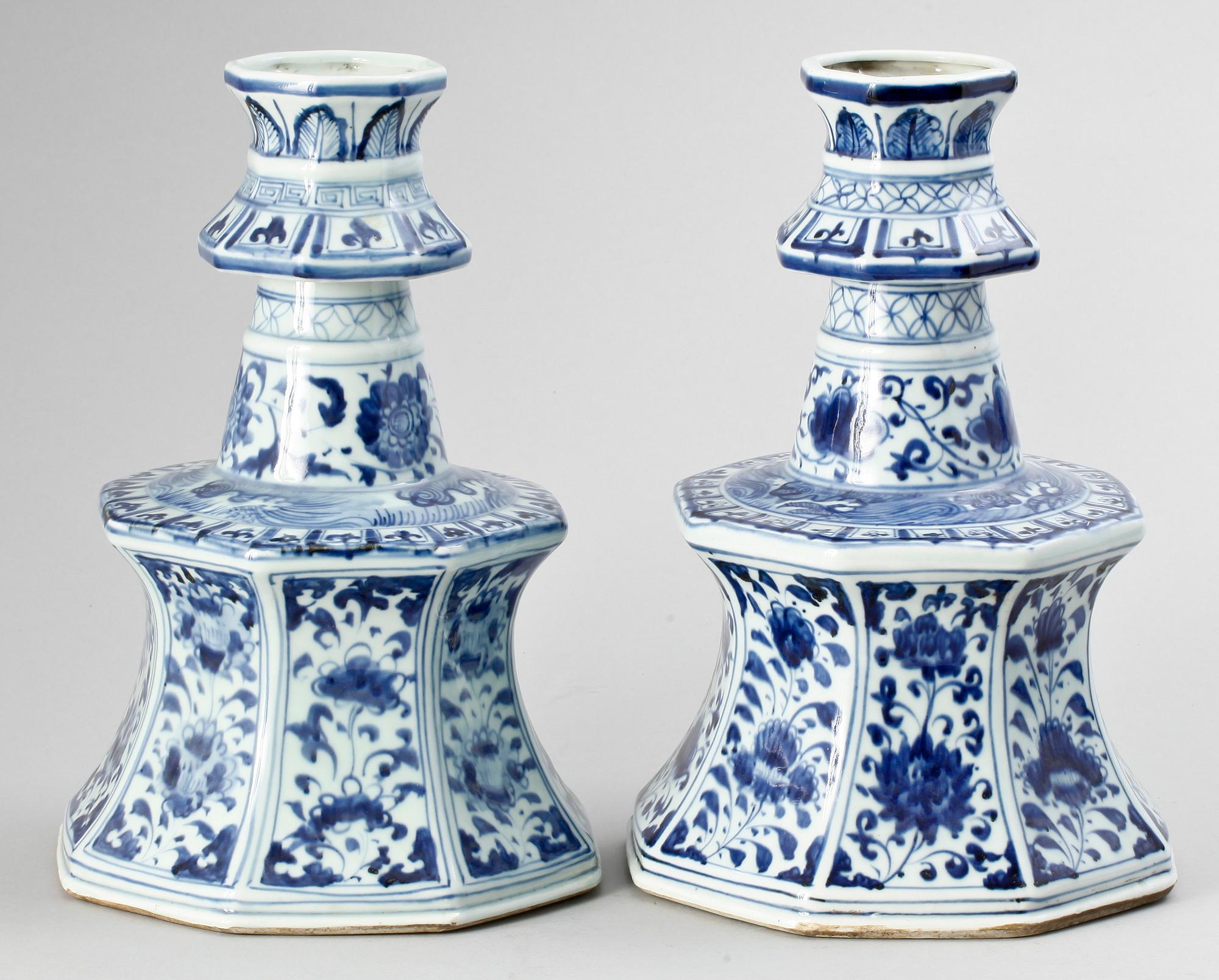 LJUSSTAKAR, ett par, porslin, Kina 1900/2000-tal.