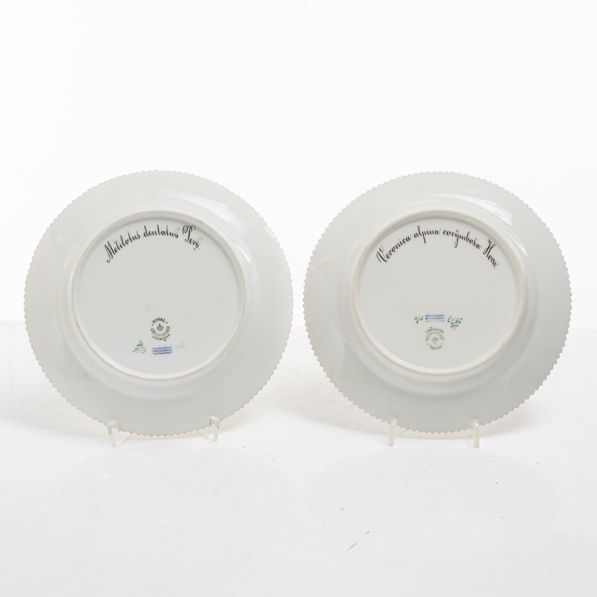 Assietter, fyra stycken samt små fat, två stycken, porslin. 'Flora Danica', Royal Copenhagen, Danmark, 1900-tal.