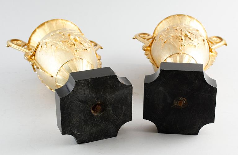 URNOR, 1 par, förgylld brons, 1800-talets mitt.