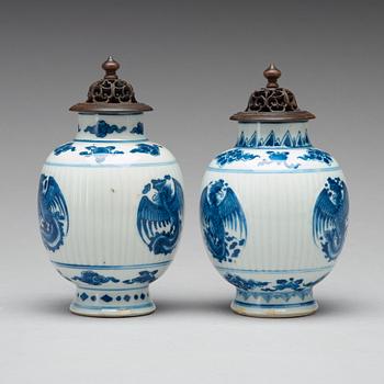 TEKRUKOR, ett par, porslin. Qingdynastin, Kangxi (1662-1722).