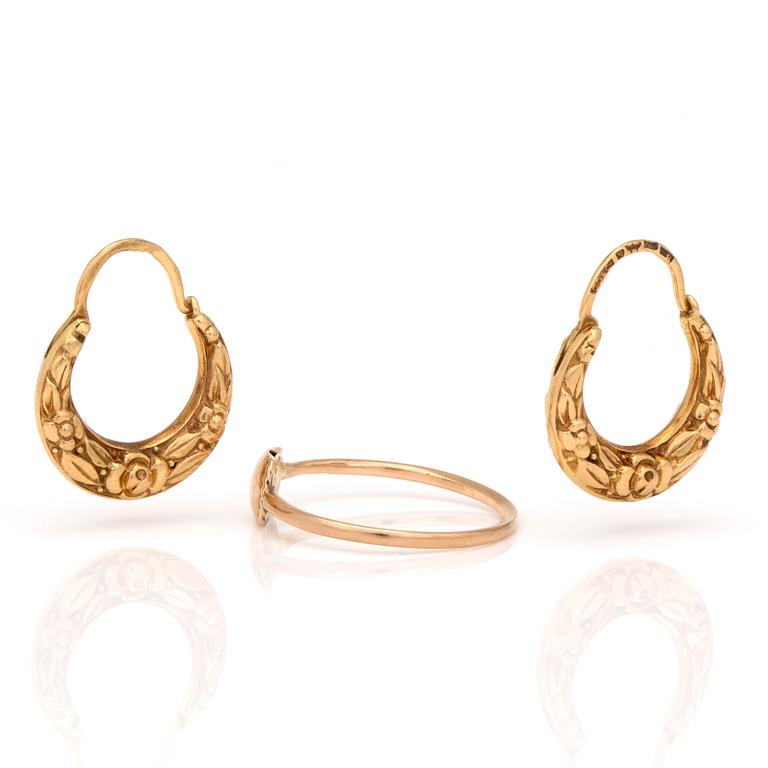 A pair of earrings and a ring in 18K gold.