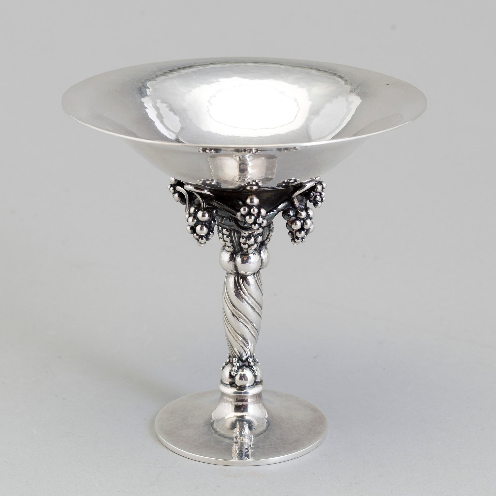 GEORG JENSEN, skål på fot, sterlingsilver, Köpenhamn, design nr 263. Efter 1945. Vikt ca 275 gram.