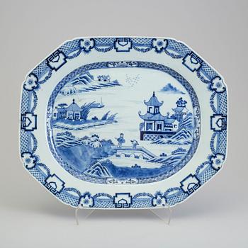 A blue and white export porcelain platter, Qing dynasty, Qianlong (1736-95).