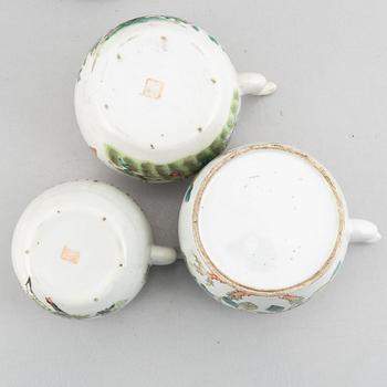 Three Chinese porcelain teapots, late Qing dynasty, early 20th Century.