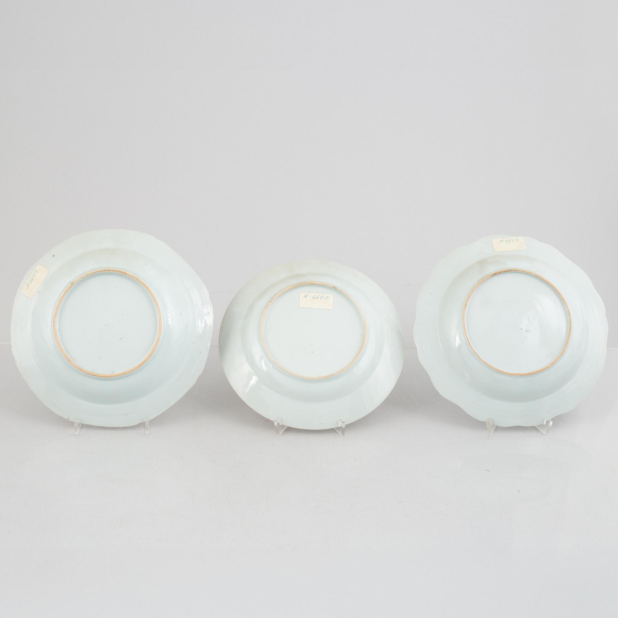 A set of three Chinese export porcelain plates, Qing dynasty, Qianlong (1736-95).