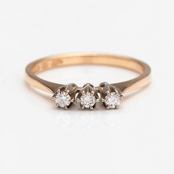 Elis Kauppi, Sormus,, 14K kultaa, timantteja n. 0.15 ct yht kaiverruksen mukaan. Kupittaan Kulta, Turku 1981.