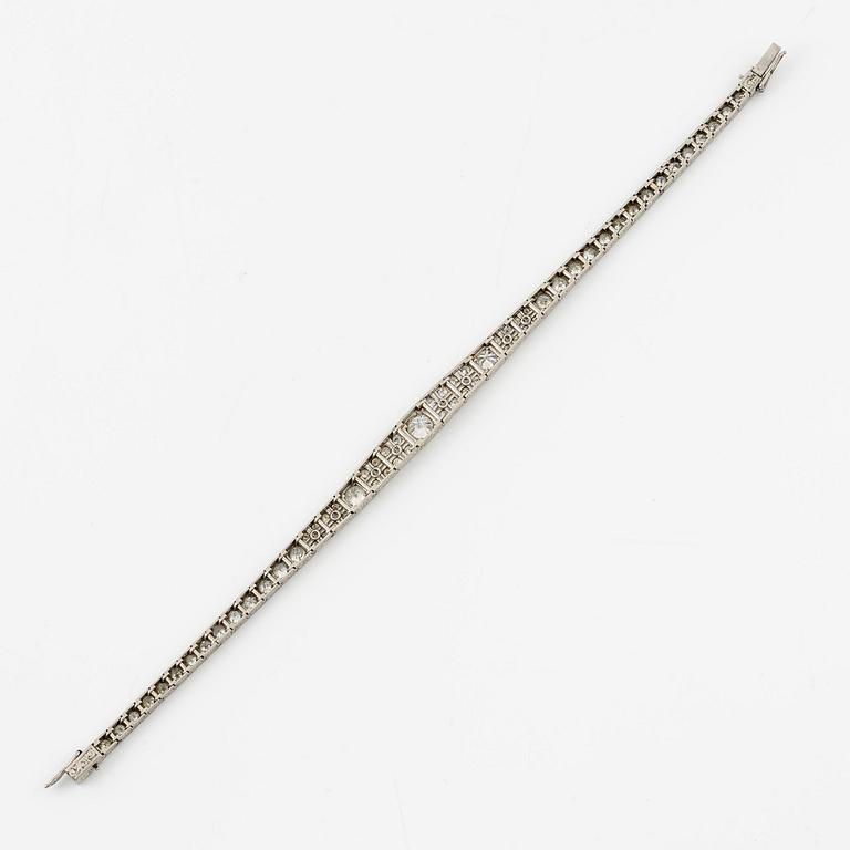 A bracelet in platinum with old- and round brilliant-cut diamonds.