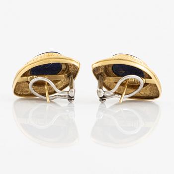 Ett par örhängen 18K guld med lapis lazuli och emalj.