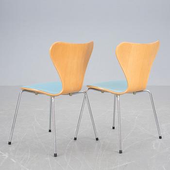 STOLAR, ett par, "Sjuan", Arne Jacobsen, Fritz Hansen, 1900-talets senare del.