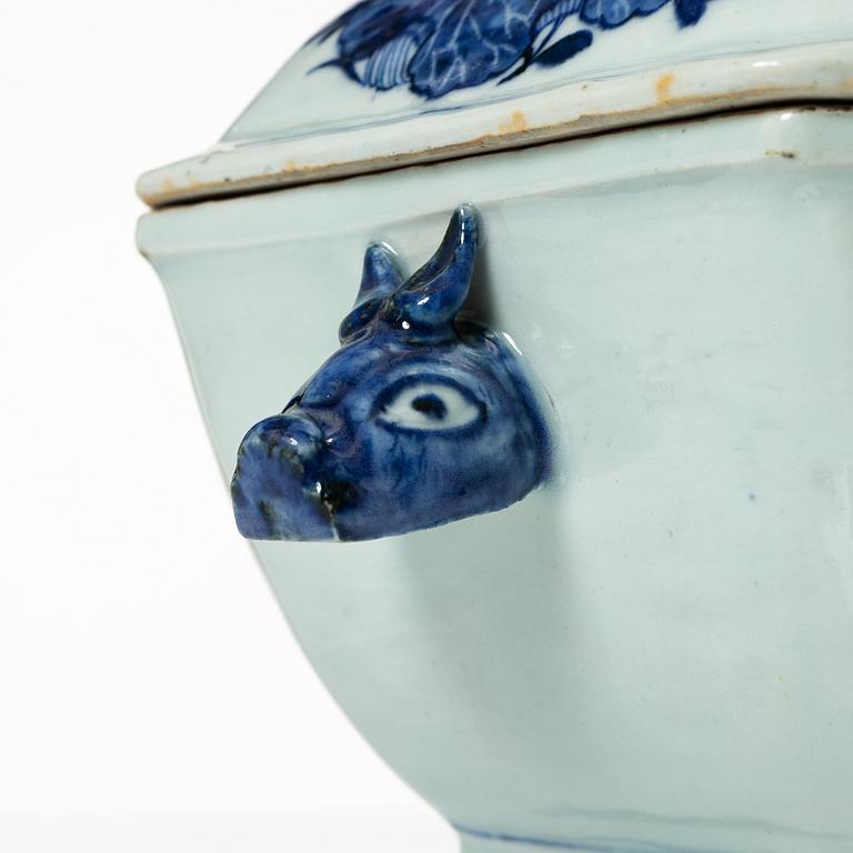 Terrin med lock, kompaniporslin, Kina, Qing dynastin, Qianlong 1736-95.