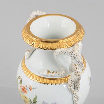 A porcelain urn, Meissen, mid 19th century.