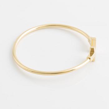 A Tiffany & Co 18K gold "T" bracelet.