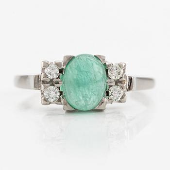 Ring, 18K vitguld med cabochonslipad smaragd och briljantslipade diamanter.