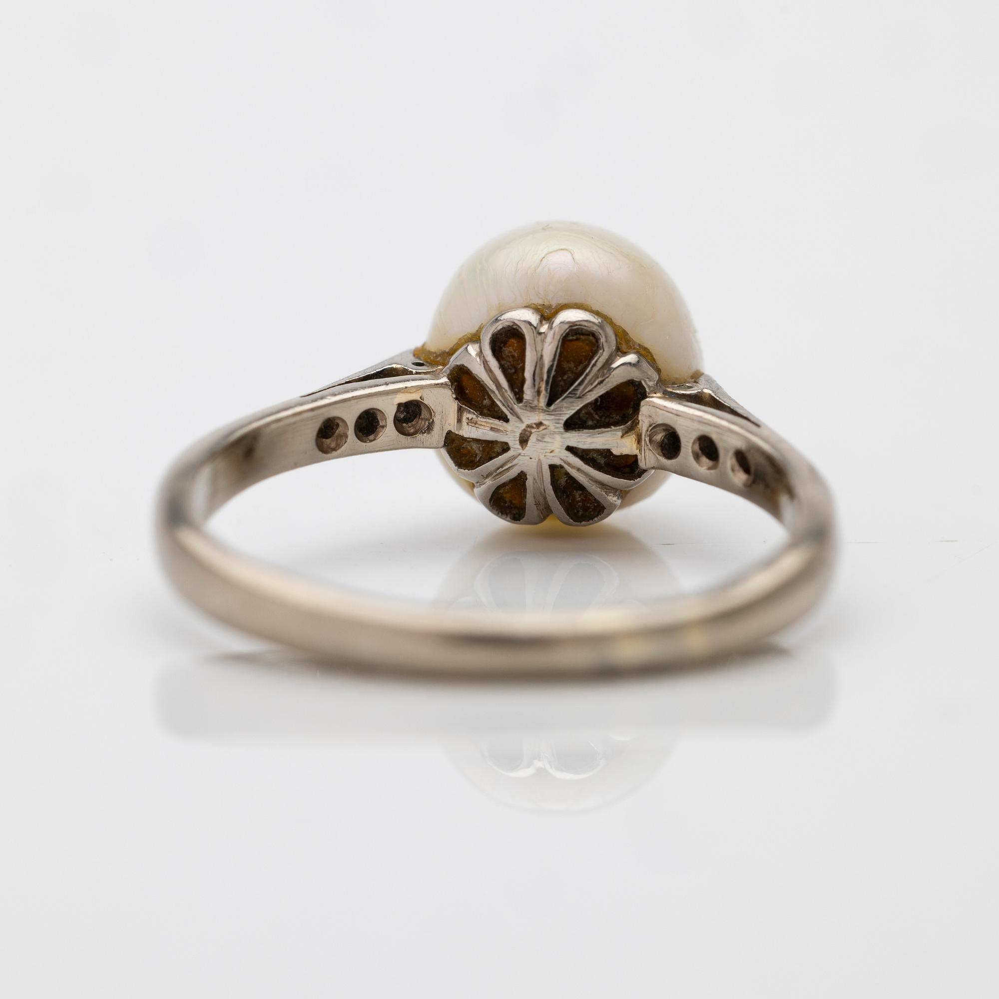 18K white gold ring with diamonds and pearl, CG Hallberg Stockholm 1949.