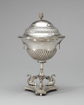 259. SOCKERSKÅL med LOCK, silver. Otydl stmplr trol A. Zethelius, Stockholm 1818. Tot vikt ca 745 gram.