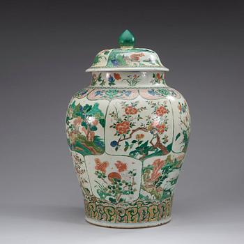 A large famille verte jar with cover, Qing dynasty, Kangxi (1662-1722).