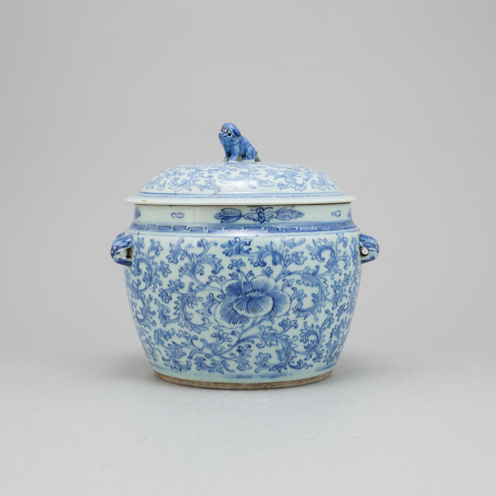 A Chinese blue and white porcelain food container with lid, Qing dynasty, 19th century.