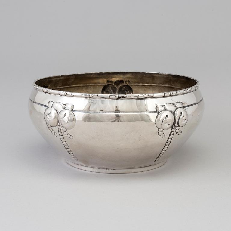 A Danish Art Nouveau silver fruit bowl, maker's mark Grann & Langlye, Copenhagen, 1916.