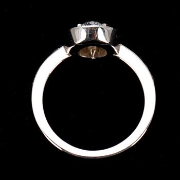 RING, vitguld 18K, mittstenen droppslipad diamant 1,01ct, sidostenar tot. 0,65ct. G/VS. Intyg 220.
