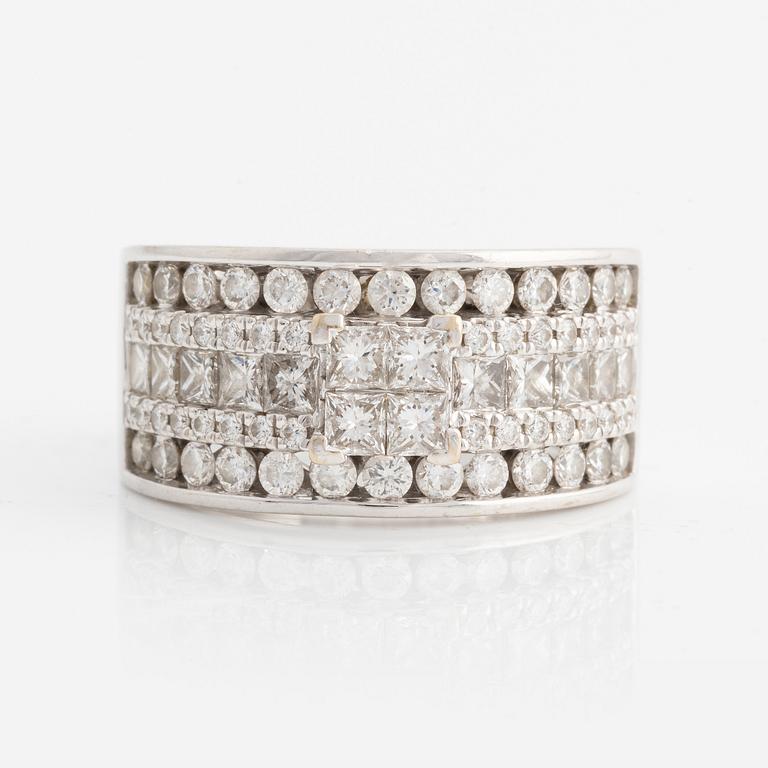 Ring, vitguld med briljant- och prinsesslipade diamanter.