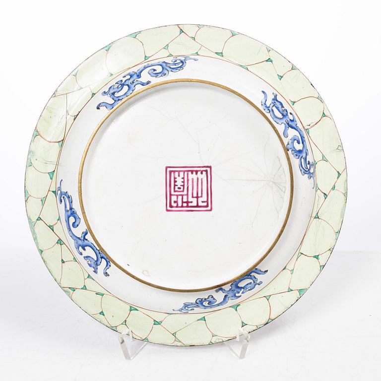 Parti, porslin samt fat i emalj på koppar, nio delar. Qingdynastin, 1700-tal.