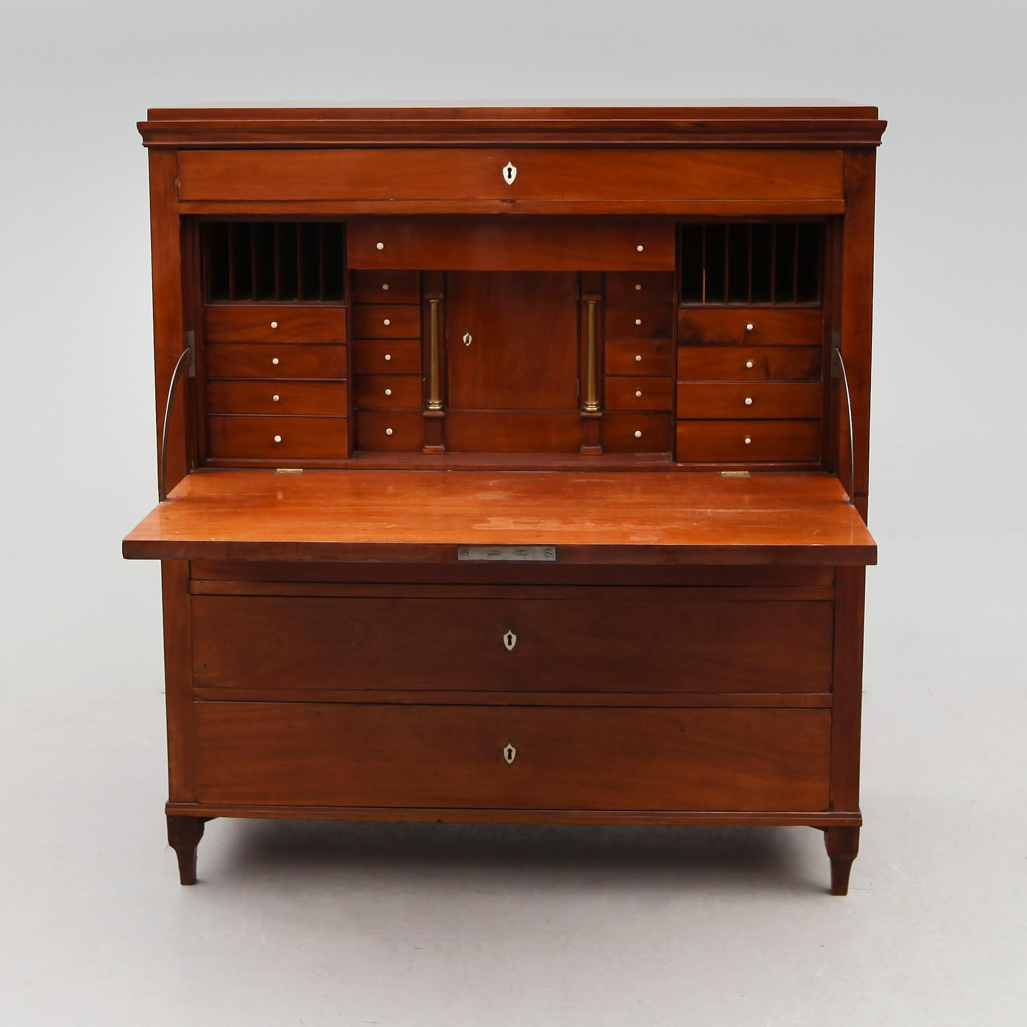 CHIFFONJÉ, sengustaviansk, 1800-talets första hälft.