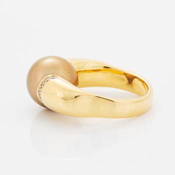 Ring, med odlad Söderhavspärla och briljantslipade diamanter.