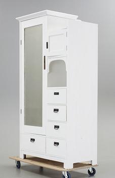 KLÄDSKÅP, jugend, 1900-talets första kvartal.