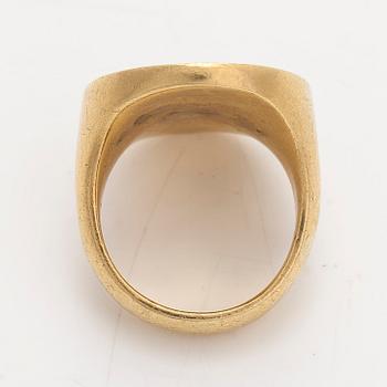 A signet ring, ca. 17K gold.