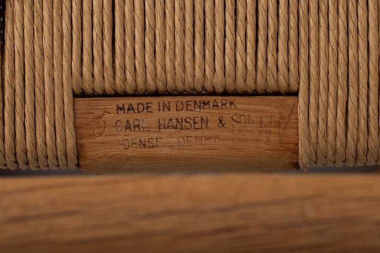 KARMSTOLAR, ett par "Y-stolen". Hans Wegner för Carl Hansen & son.