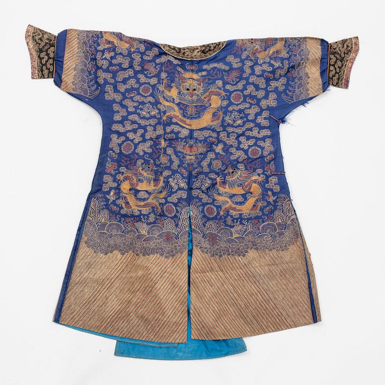 A chinese emboidered silk robe, early 20th Century.