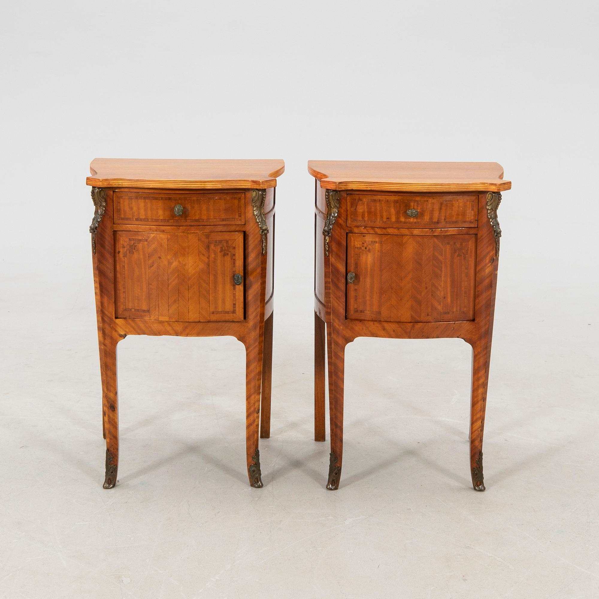 Sängbord ett par rokokostil 1900-talets andra hälft.