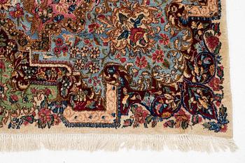 Matta, Kirman, ca 540 x 350 cm.