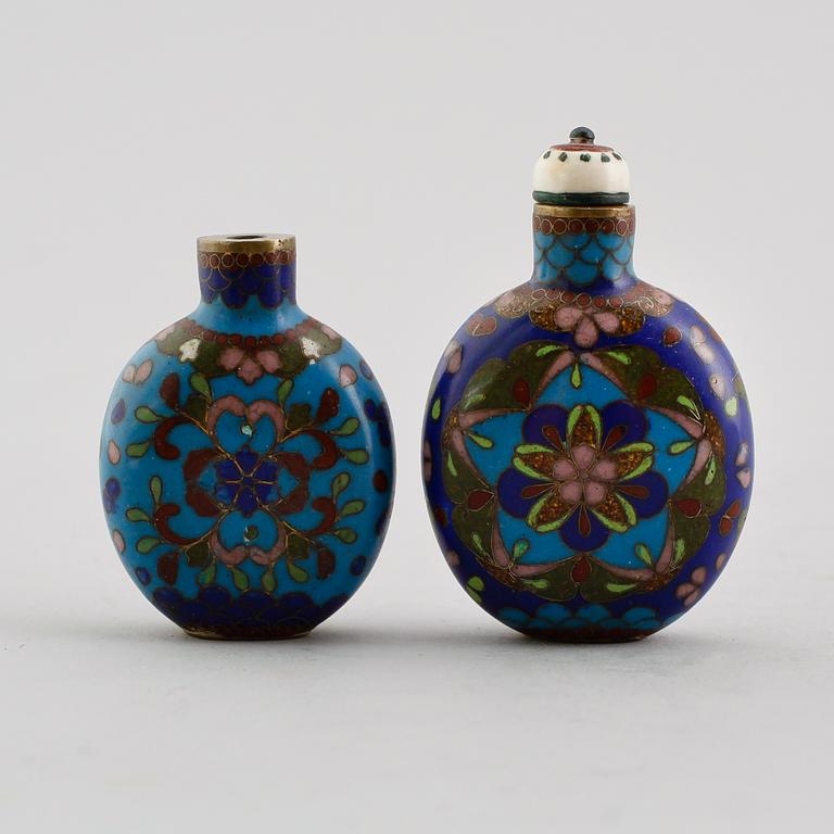SNUSFLASKOR, 2 st, cloisonné, Kina, 1800-/1900-tal.