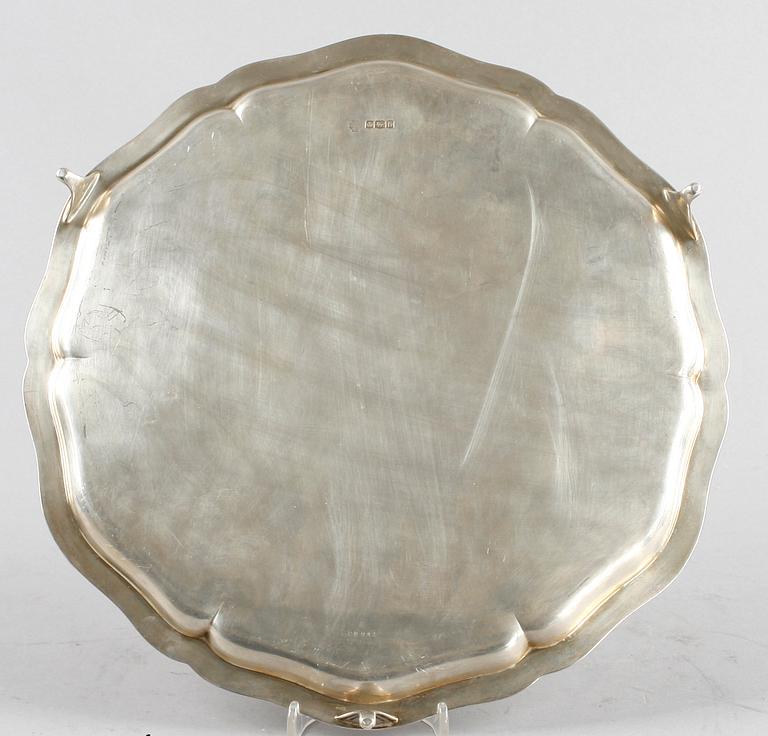 BORDSPLATAEU, silver. Sheffield, William Hutton & Sons, 1800-talets slut. 840gr.