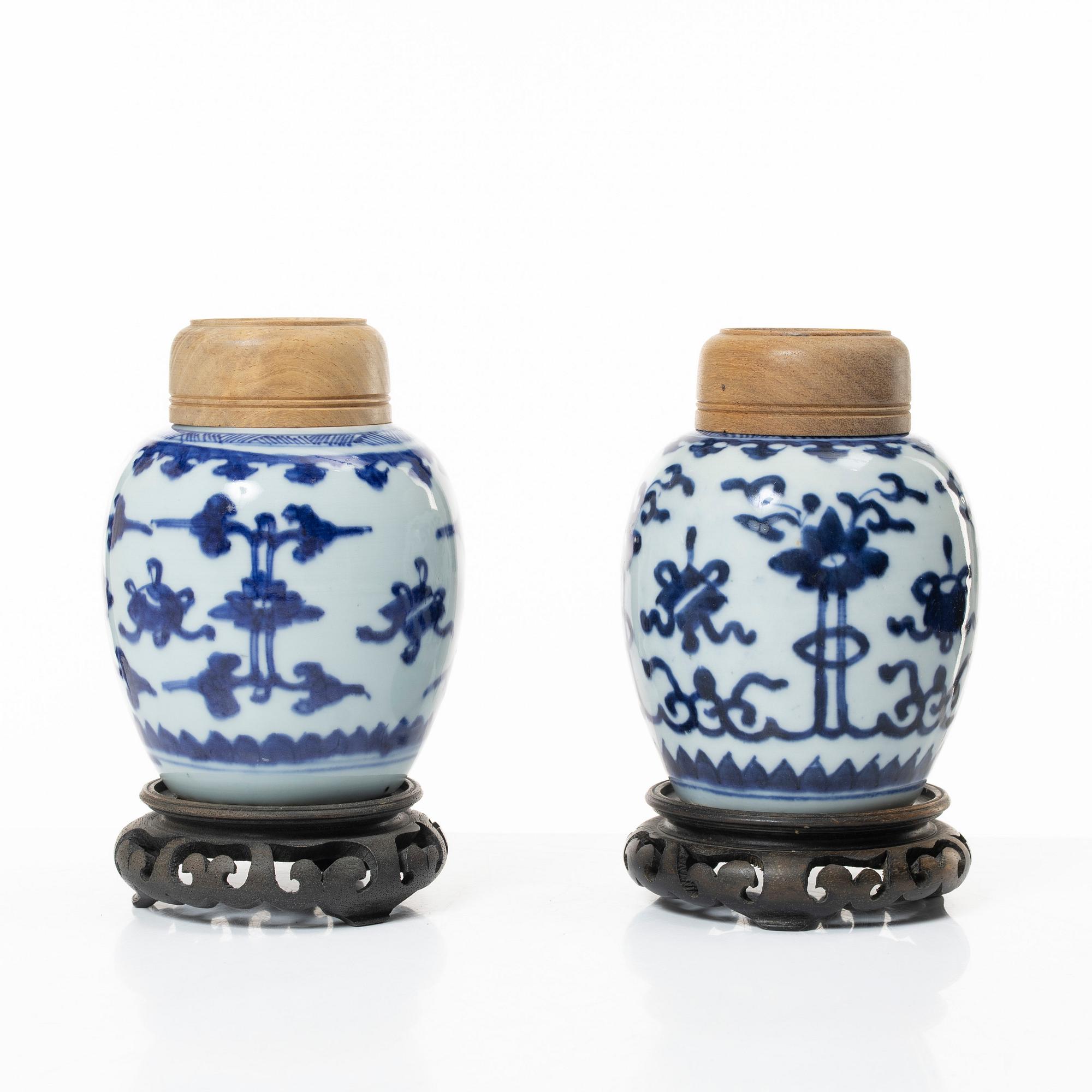 Two similar blue and white porcelain tea jars, China, Qingdynasty, 18th century.