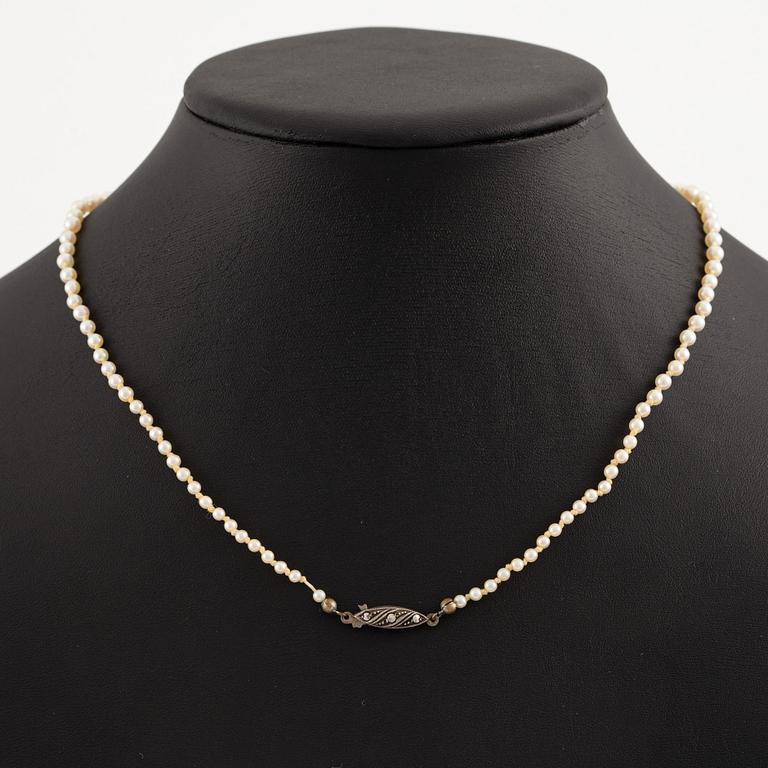 Pearl necklace, two pieces with graduated pearls, clasp silver.