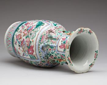 A famille rose vase, Qing dynasty, late 19th century.