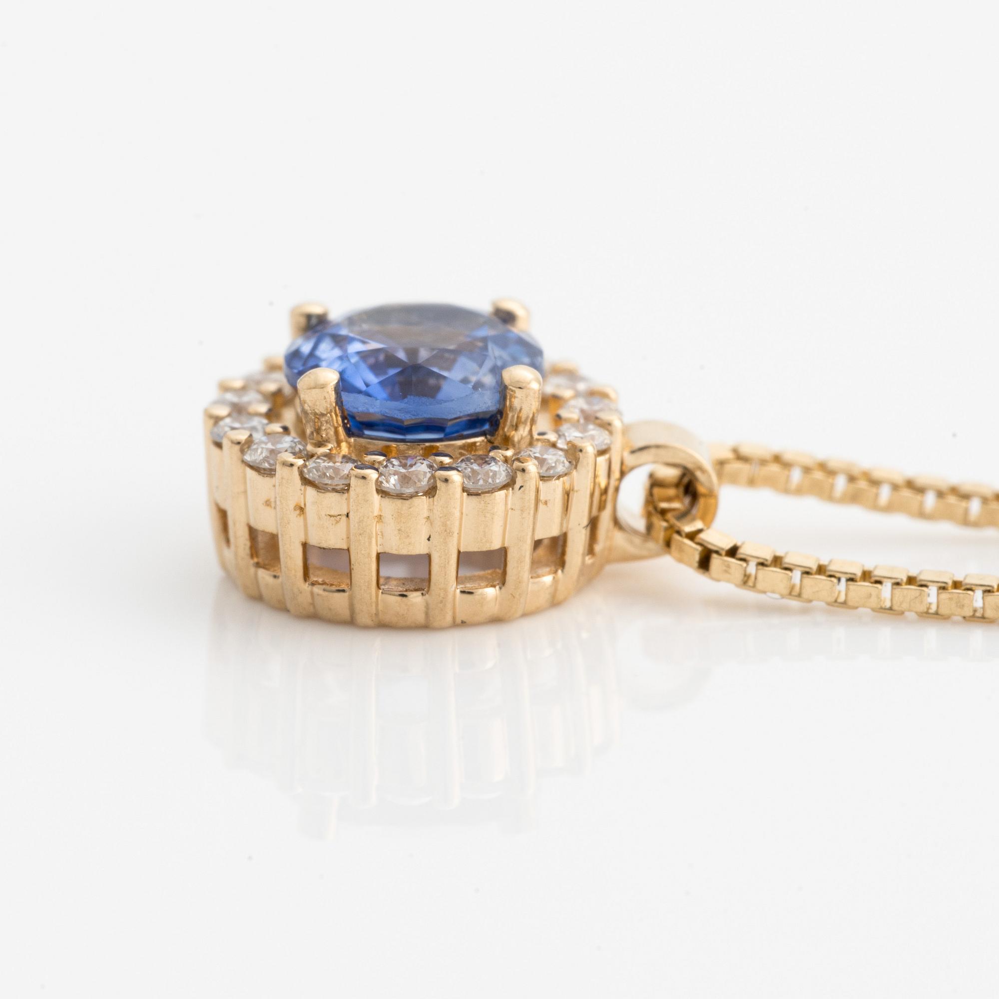 Hängsmycke med kedja 18K guld med en fasettslipad safir och runda briljantslipade diamanter.