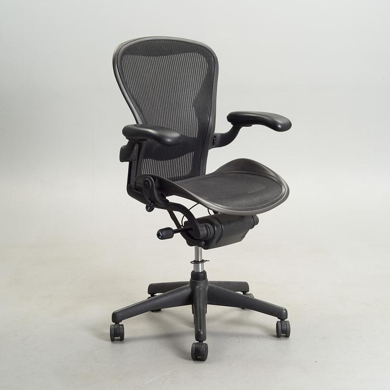 TOIMISTOTUOLI,  "Aeron Chair", Herman Miller.